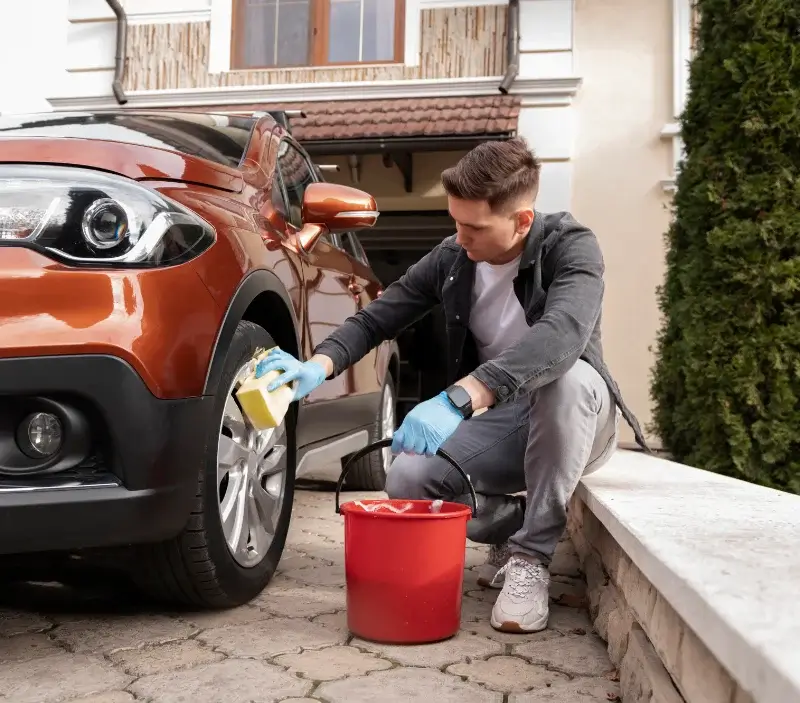 Lavage auto à domicile La Bastide-Puylaurent : professionnel intervenant sur un véhicule